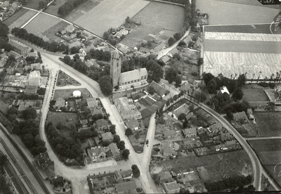502636 Luchtfoto van de Nederlandse-Hervormde kerk (Torenstraat 1) en omgeving te Soest. Links de Stationsweg met het ...